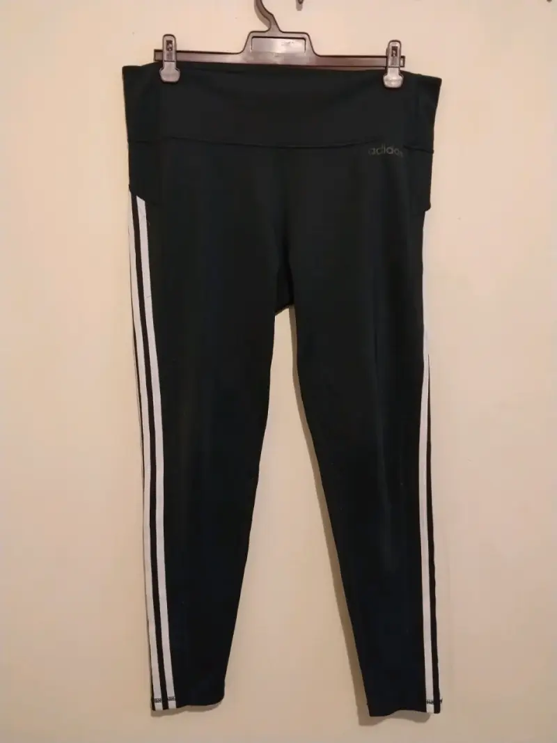 Leggings deportivos negros Adidas con franjas blancas