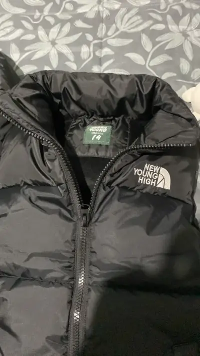 Chaleco acolchado negro New Young High - miniatura 2