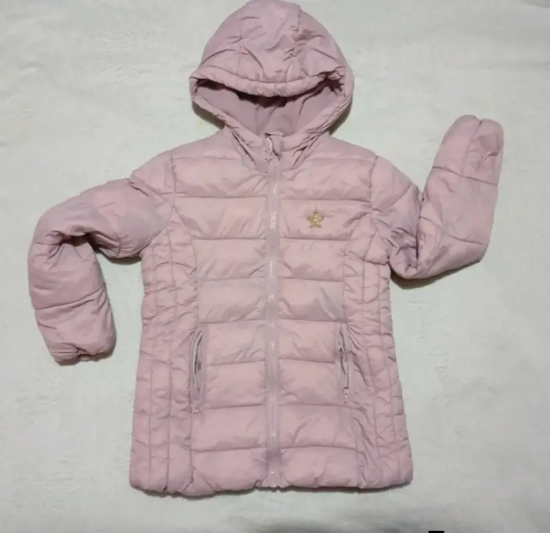 Chaqueta acolchada rosada para niña con capucha