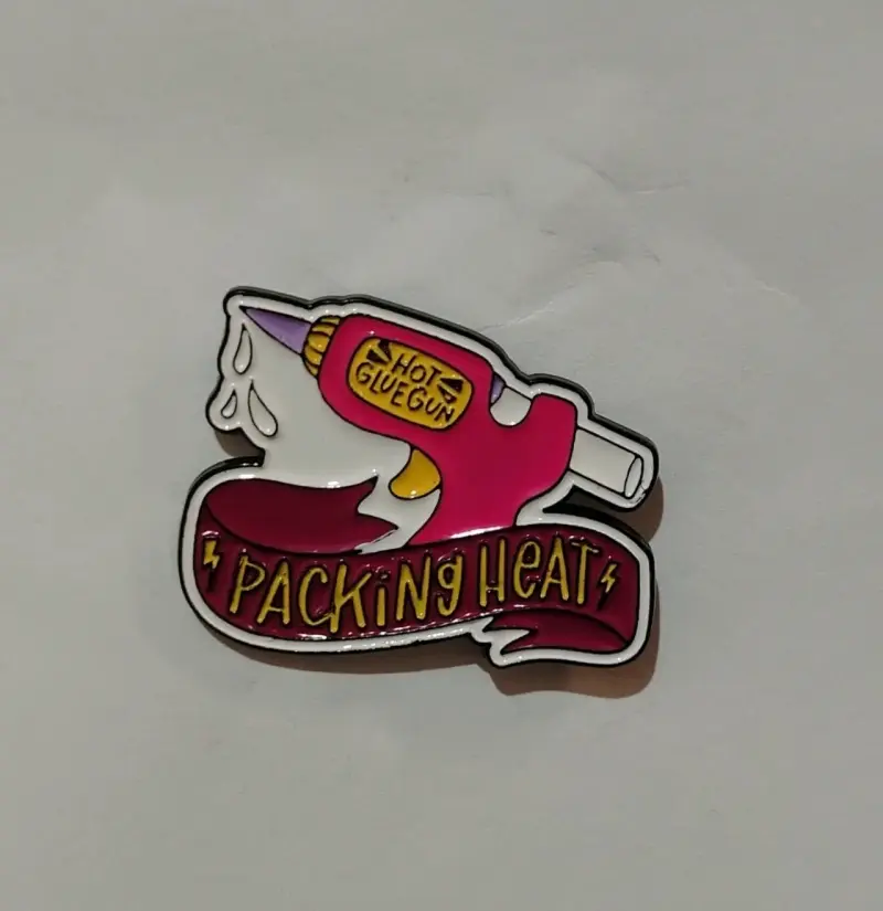 Pin "Packing Heat" con pistola de silicona