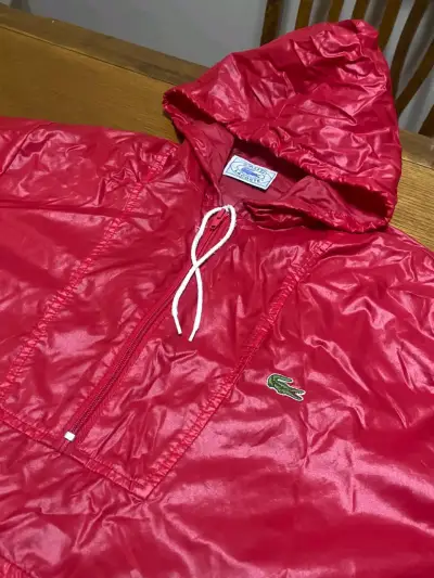 Cortaviento  Lacoste en colab con izod talla M - miniatura 1