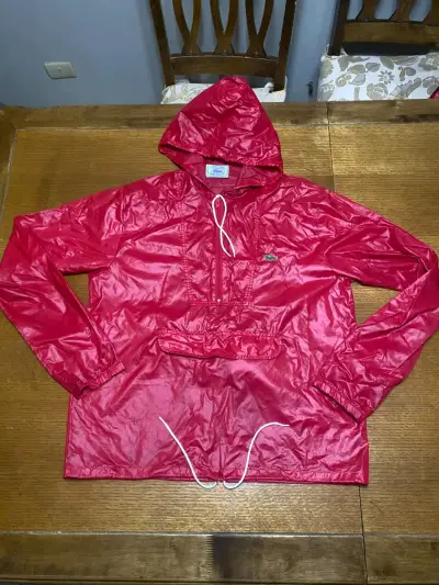 Cortaviento  Lacoste en colab con izod talla M - miniatura 3