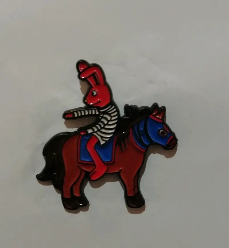Pin de colección con diseño de conejo y caballo