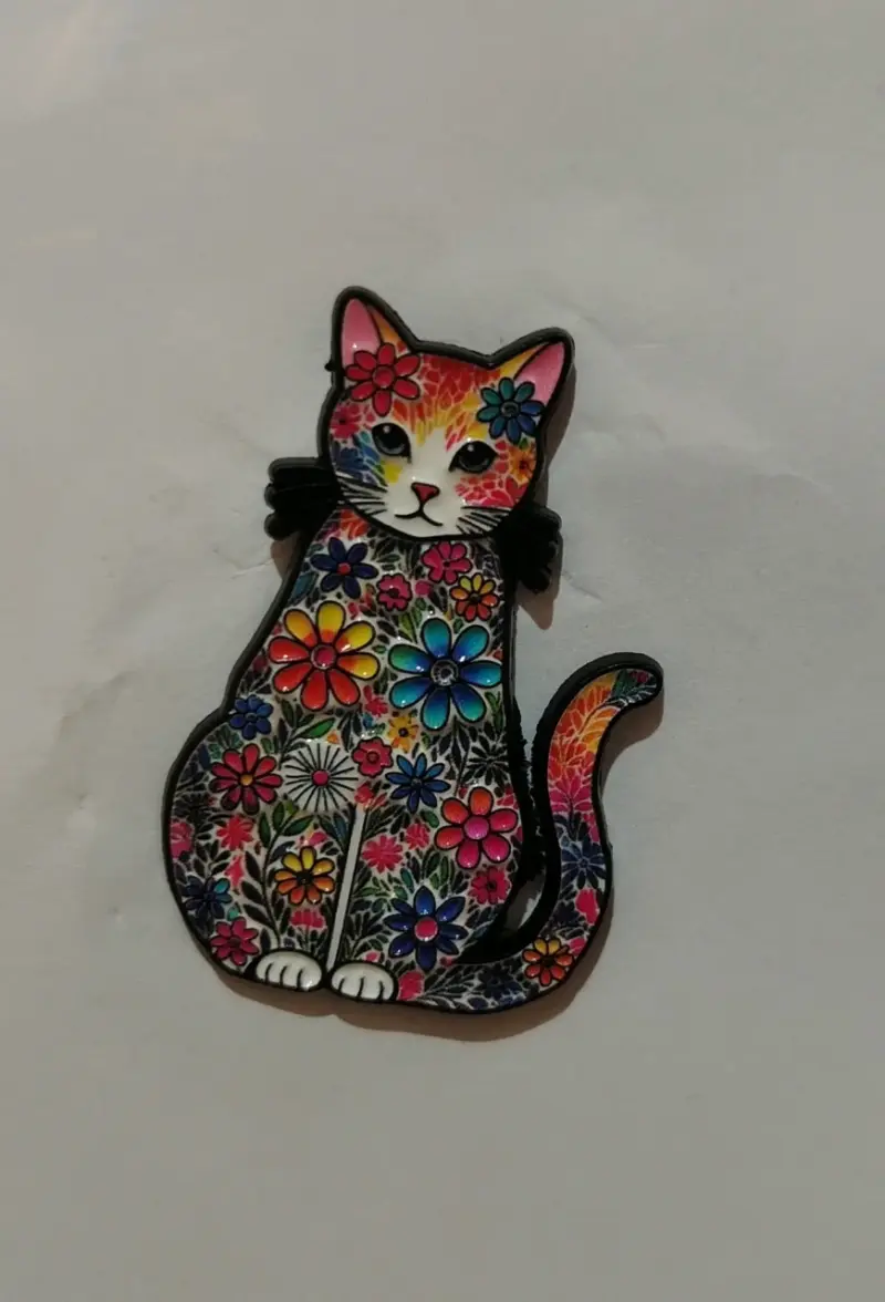 PIN de gato con flores coloridas