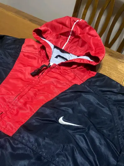 Chaqueta forrada Nike negra y roja talla S - miniatura 3