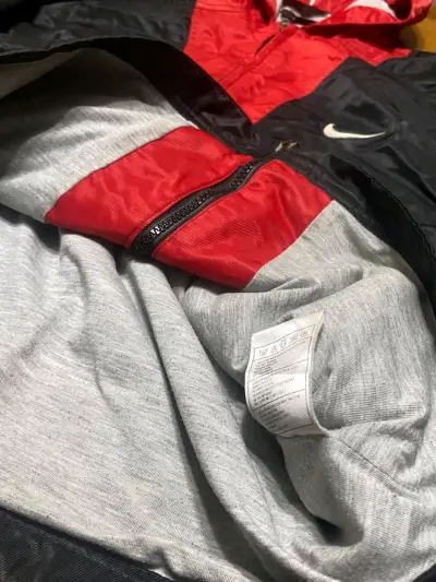 Chaqueta forrada Nike negra y roja talla S - miniatura 5