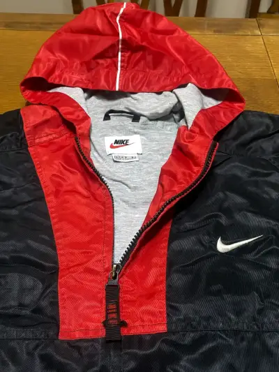 Chaqueta forrada Nike negra y roja talla S - miniatura 6