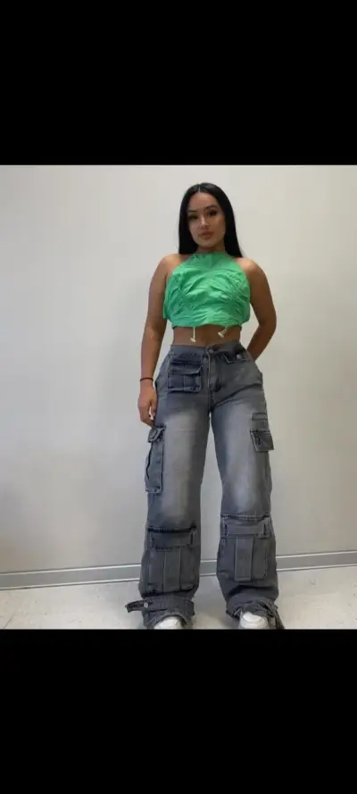 Pantalones cargo de mezclilla gris para mujer - miniatura 1