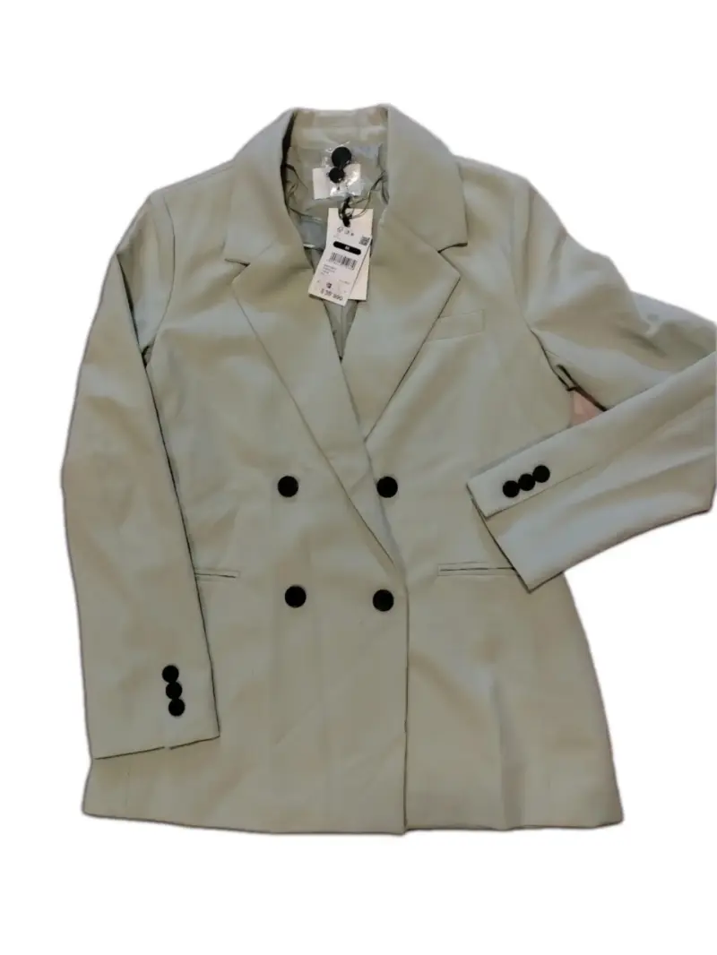 Blazer beige de mujer con botones negros