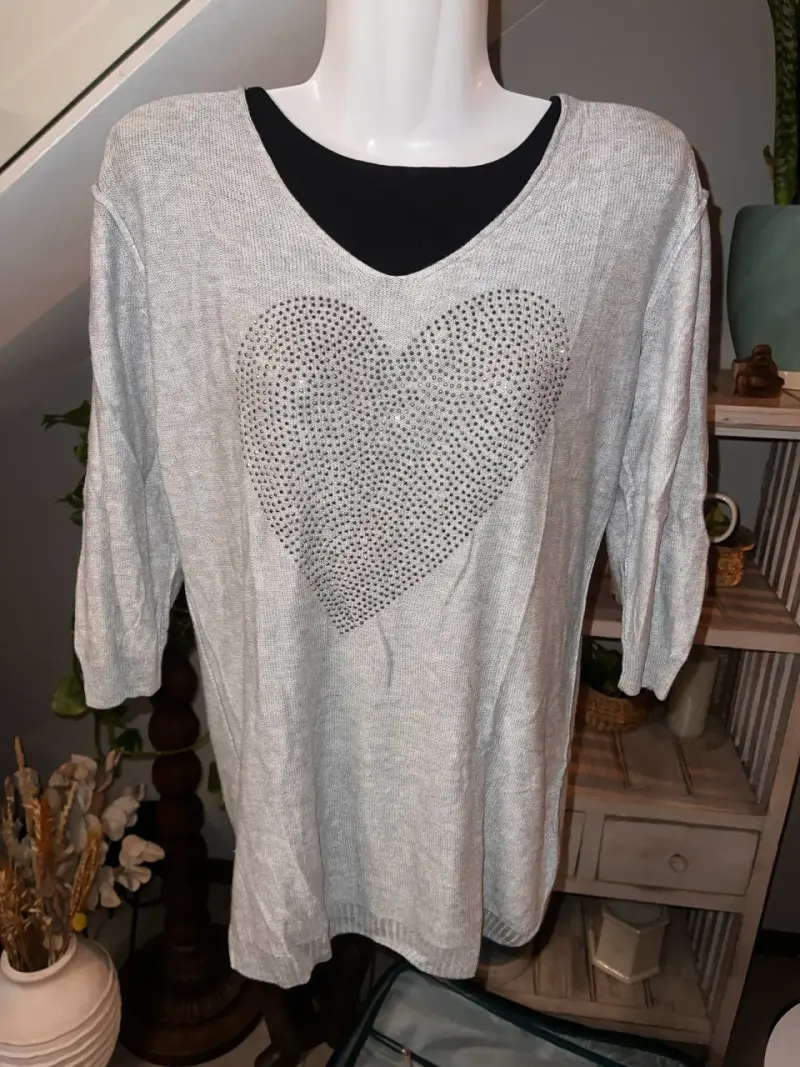 Polera gris con diseño de corazón brillante - 1