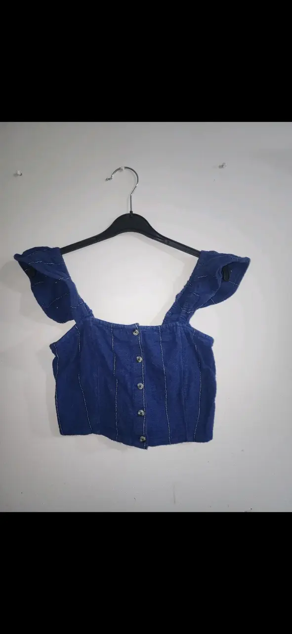 Top corto azul con botones y volantes