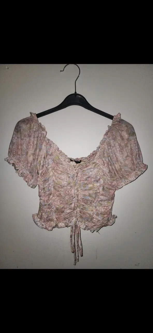 Blusa corta floral con lazo y volantes