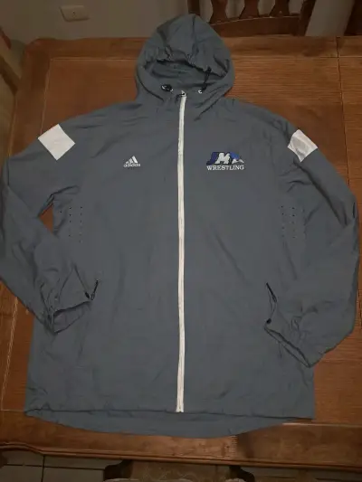 Chaqueta deportiva Adidas gris con capucha talla L - miniatura 1