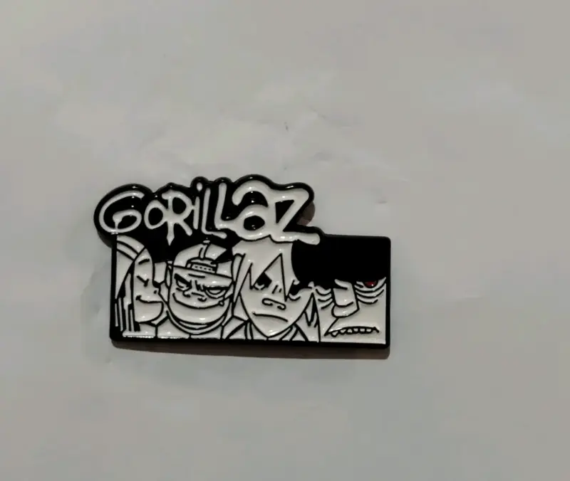 Pin de colección Gorillaz en blanco y negro