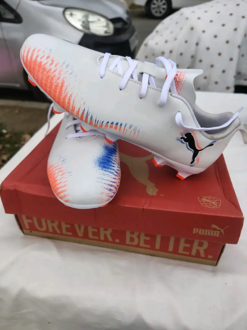 Zapatillas de fútbol Puma blancas con diseño colorido
