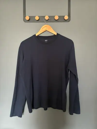 Camiseta Uniqlo azul marino 100% algodón - miniatura 2