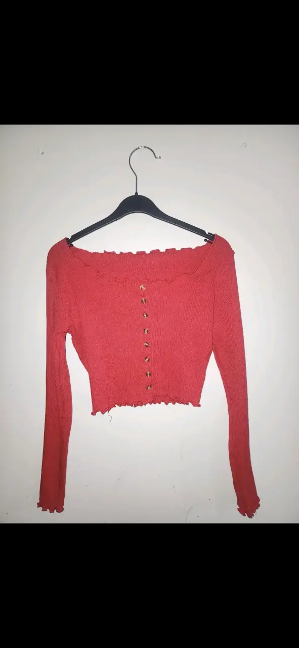 Polera roja de punto con botones