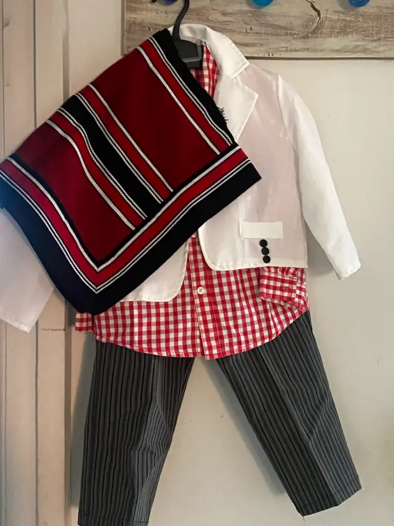 Traje típico chileno infantil con poncho - 1