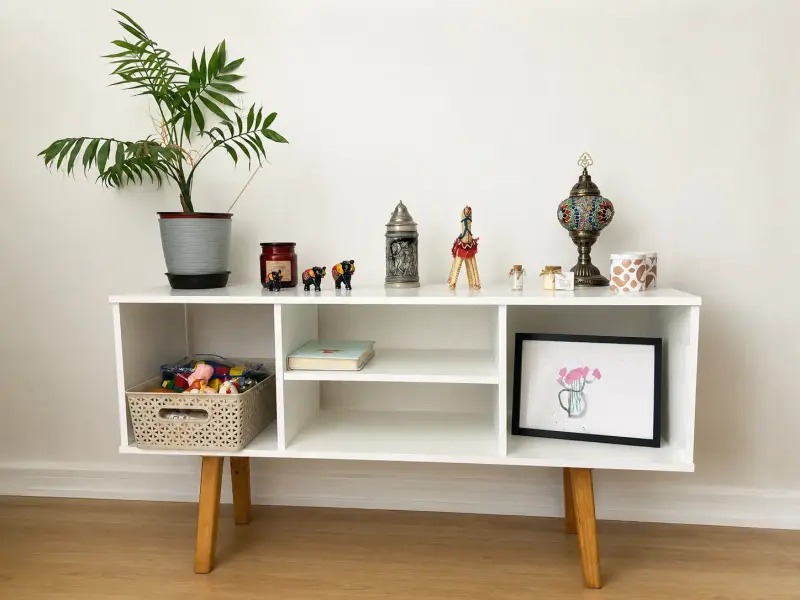 Estante blanco moderno con patas de madera
