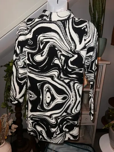Vestido de punto estampado en blanco y negro - miniatura 2
