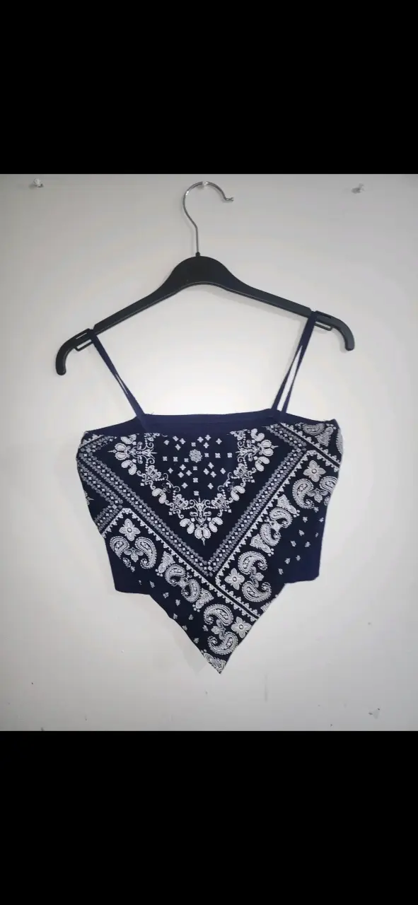Top estilo bandana azul con estampado blanco