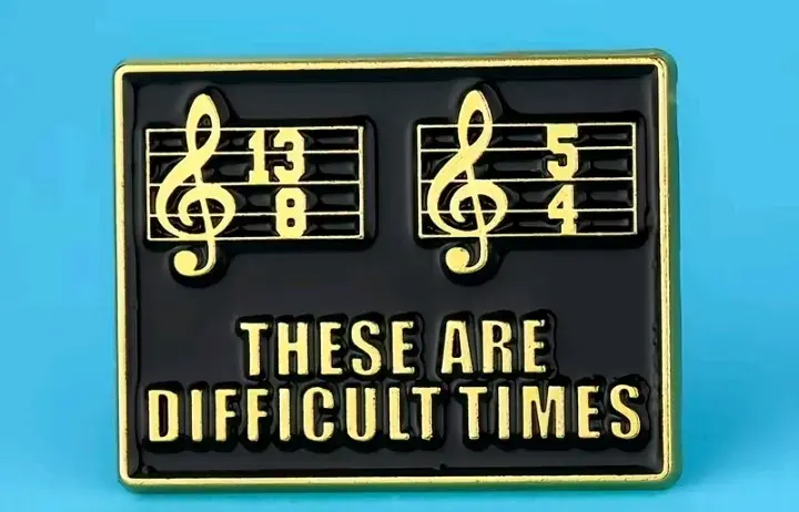 Pin de solapa musical con diseño humorístico