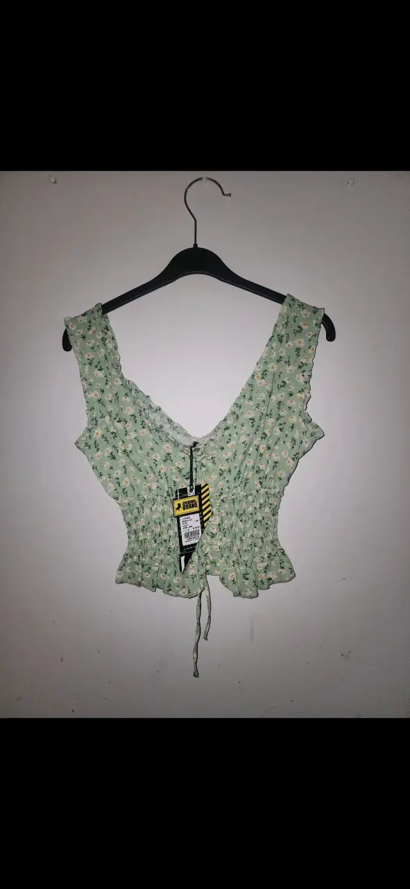Blusa verde floral con diseño ajustado