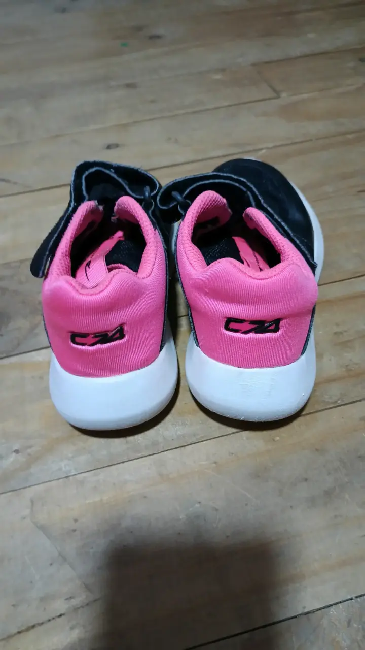 Zapatillas deportivas negras y rosadas para niños - 1
