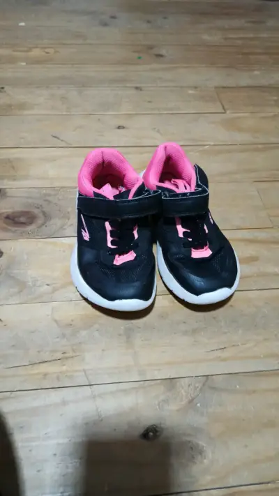 Zapatillas deportivas negras y rosadas para niños - miniatura 2