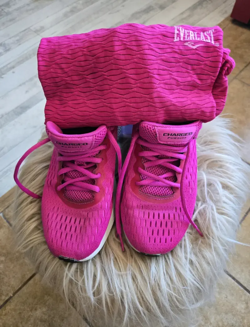 Zapatillas deportivas Under Armour y polera E - 1