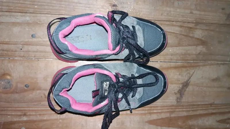 Zapatillas grises con detalles rosados talla 29 - 1