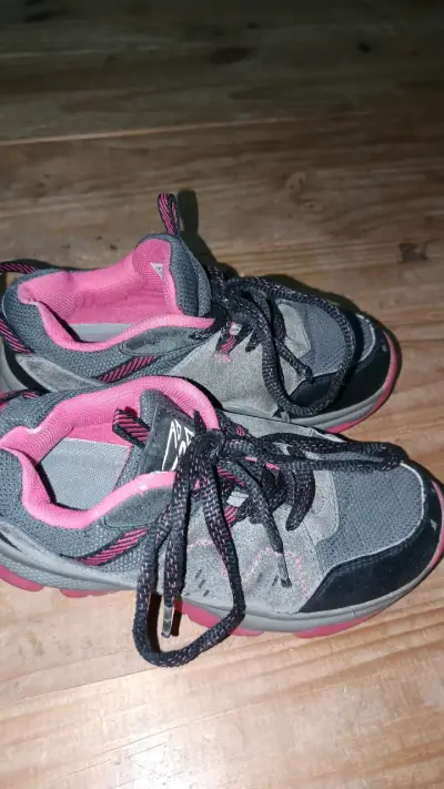 Zapatillas grises con detalles rosados talla 29 - miniatura 2