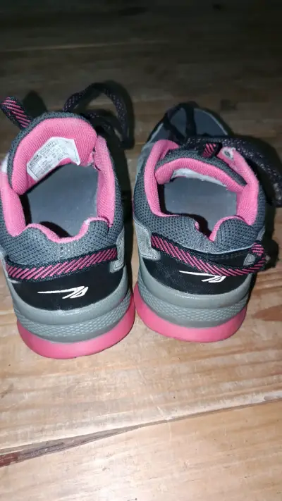 Zapatillas grises con detalles rosados talla 29 - miniatura 3