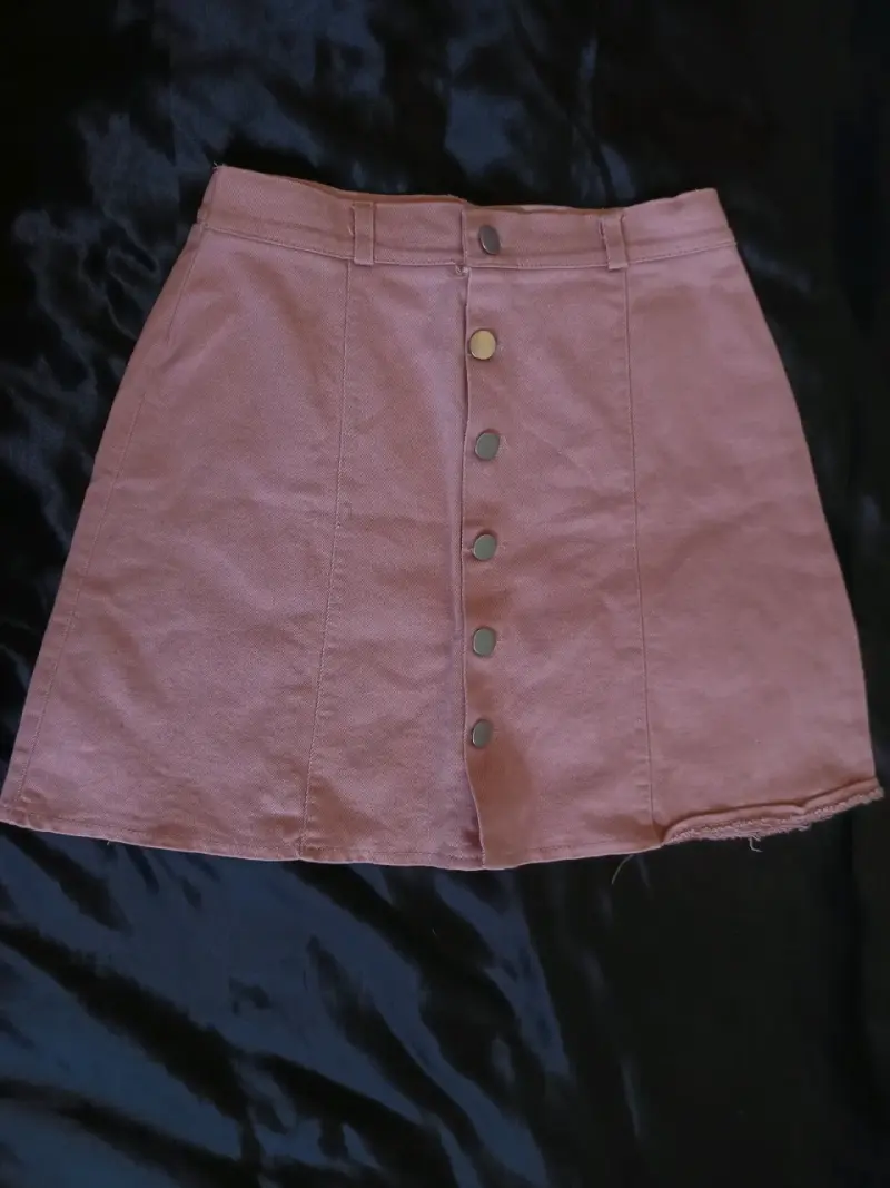 Falda corta de mezclilla color rosa con botones - 1