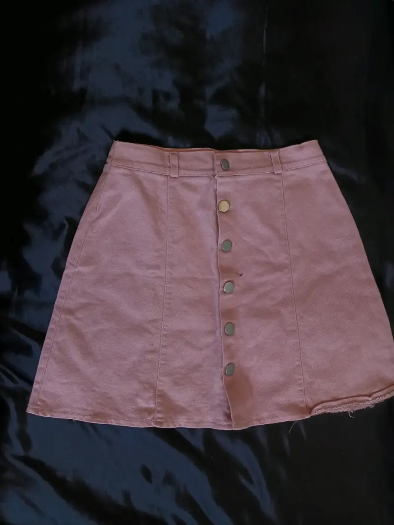 Falda corta de mezclilla color rosa con botones - 2