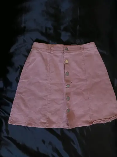 Falda corta de mezclilla color rosa con botones - miniatura 2