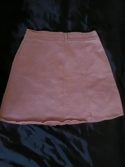 Falda corta de mezclilla color rosa con botones - miniatura 3