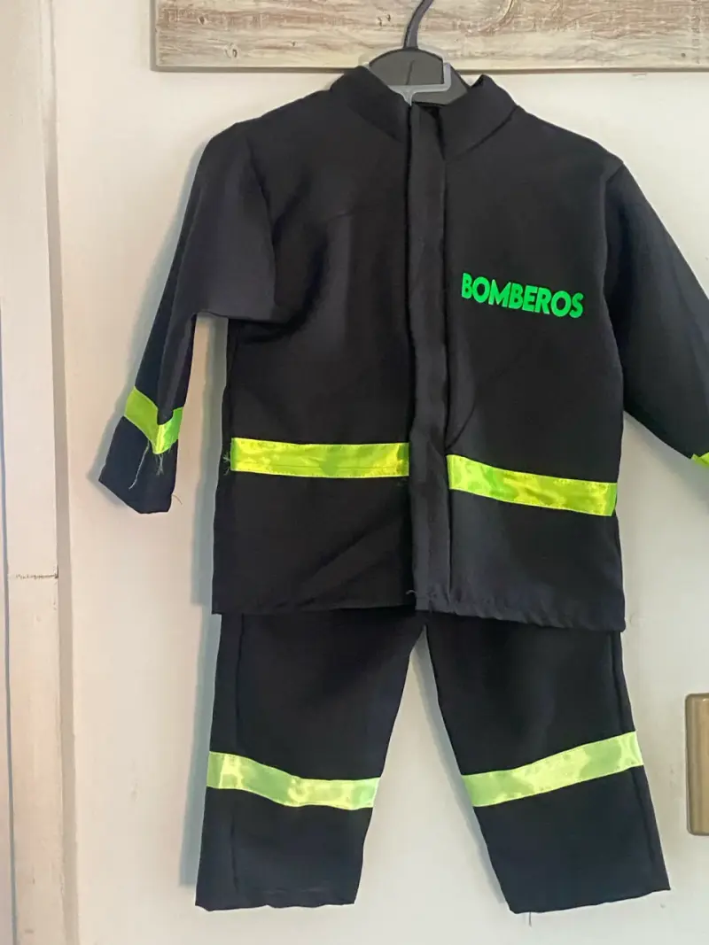 Disfraz de bombero para niños con detalles reflectantes