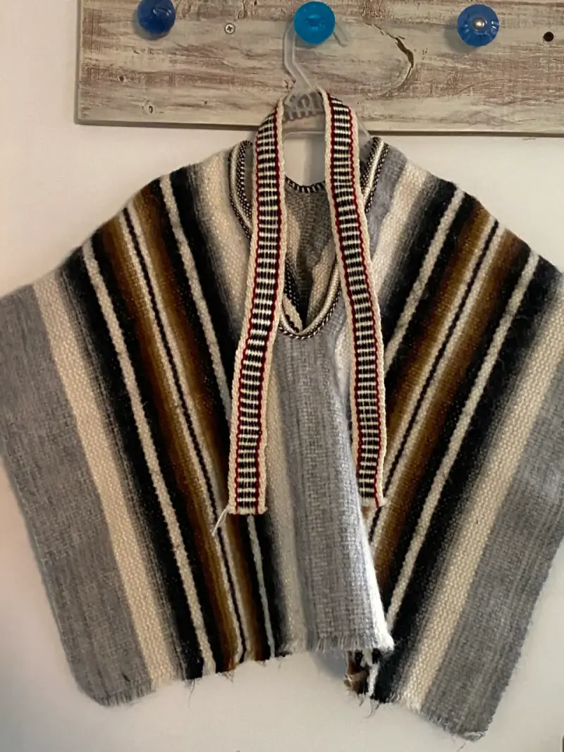 Poncho de lana artesanal con rayas multicolor - 1