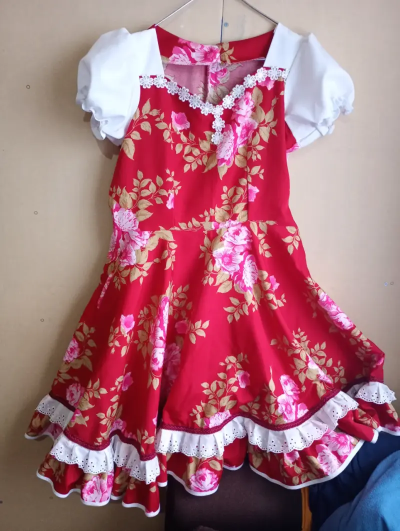 Vestido folclórico rojo con flores y encaje - 1