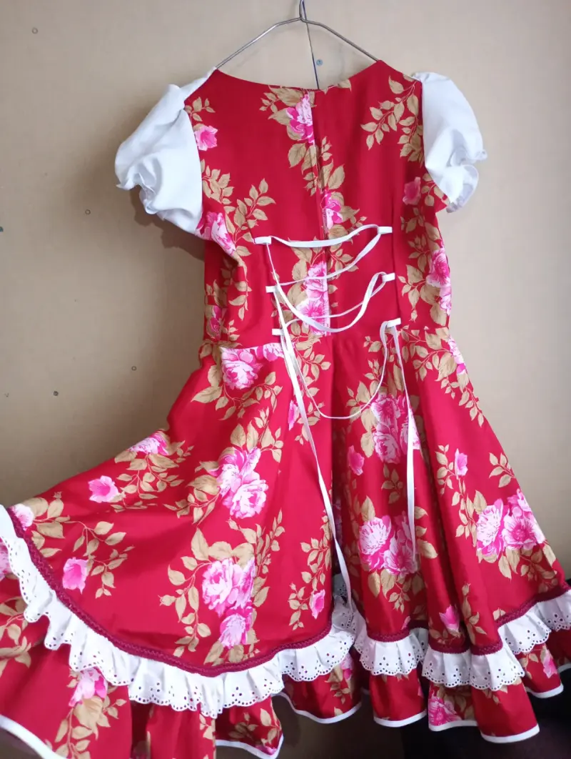 Vestido folclórico rojo con flores y encaje - 2