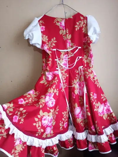 Vestido folclórico rojo con flores y encaje - miniatura 2