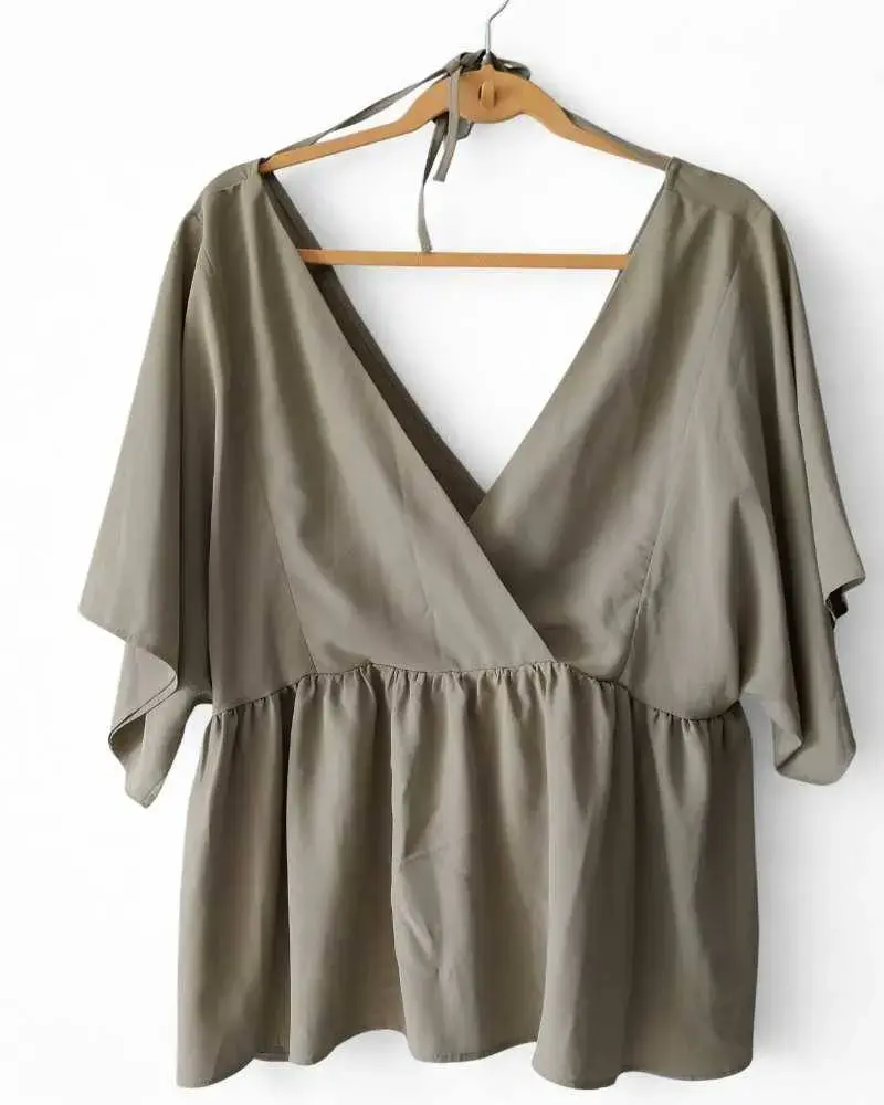 Blusa marca Asos talla M verde diseño cruzado - 1