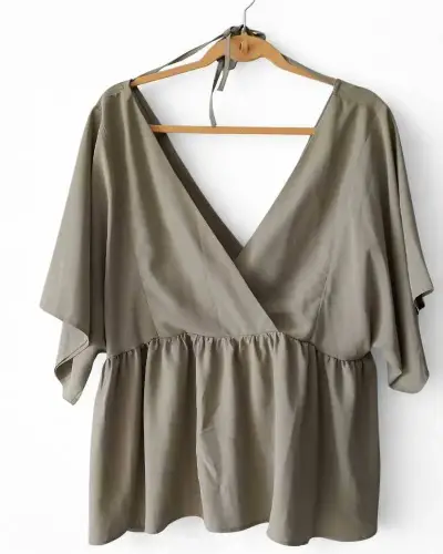 Blusa marca Asos talla M verde diseño cruzado - miniatura 1