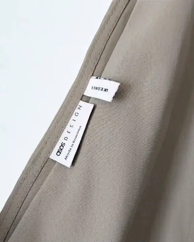 Blusa marca Asos talla M verde diseño cruzado - miniatura 2