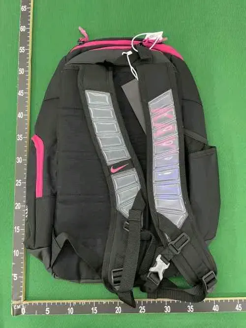 Mochila Nike Elite negra con detalles rosados - 2