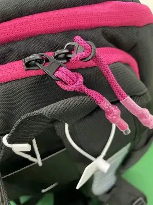 Mochila Nike Elite negra con detalles rosados - 4