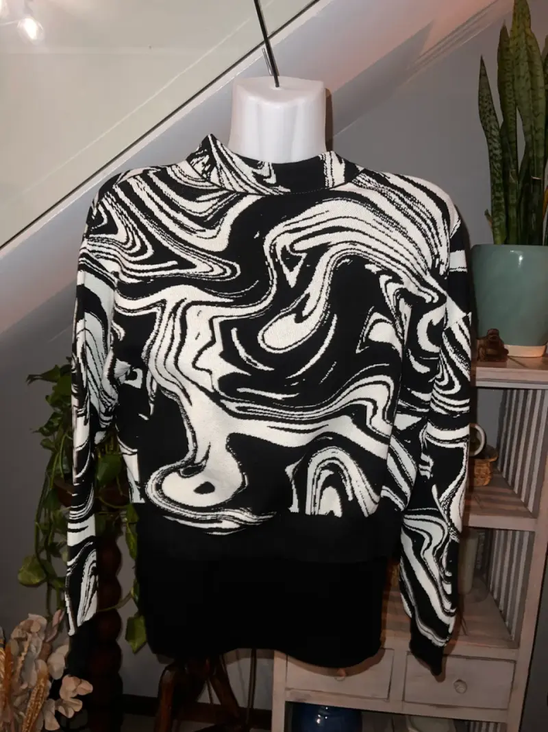 Sweater de diseño abstracto en blanco y negro - 1