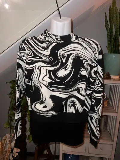 Sweater de diseño abstracto en blanco y negro - miniatura 1