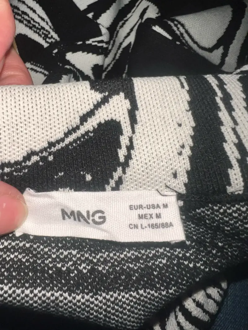 Sweater de diseño abstracto en blanco y negro - 2
